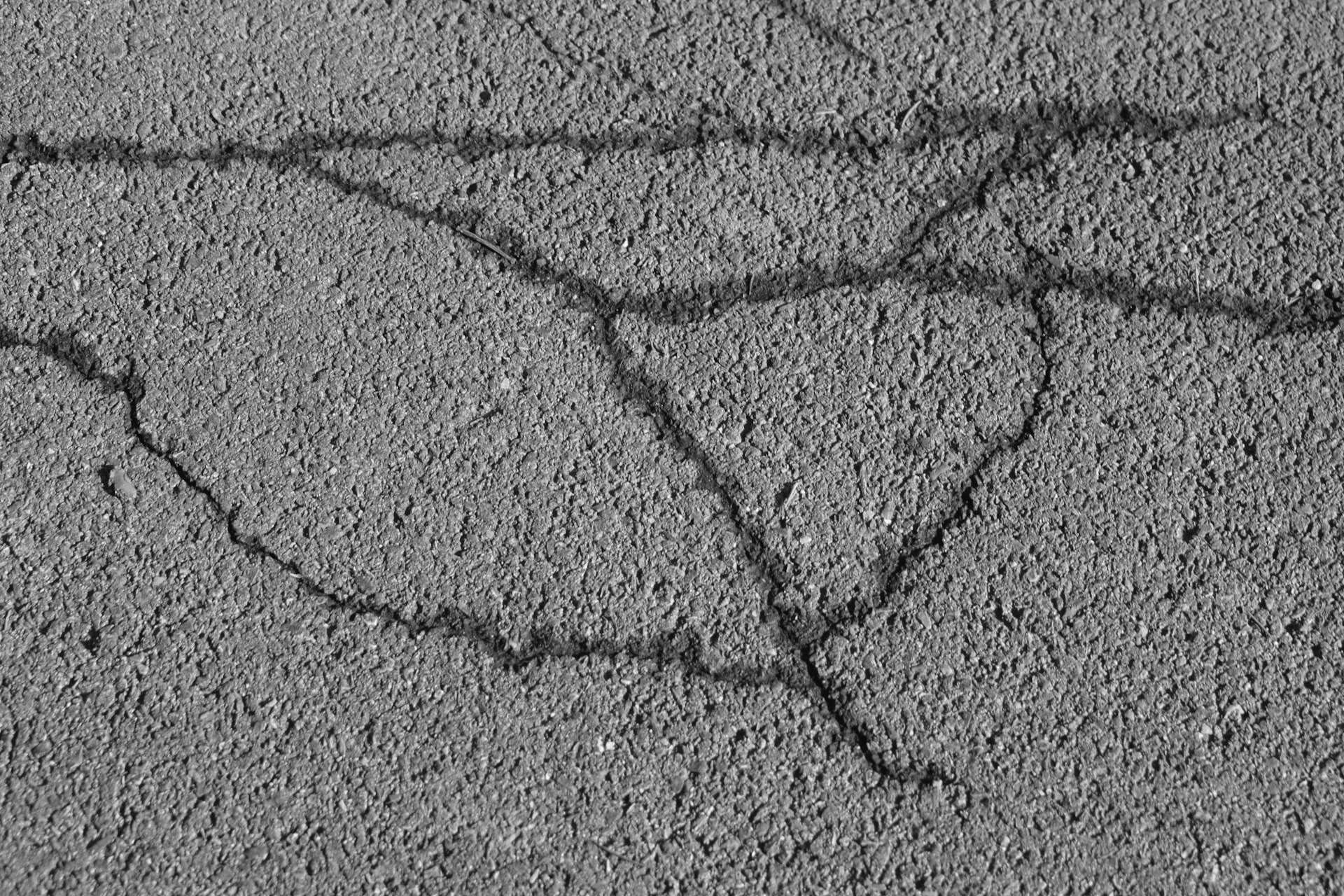 una foto en blanco y negro de un corazón dibujado en la arena